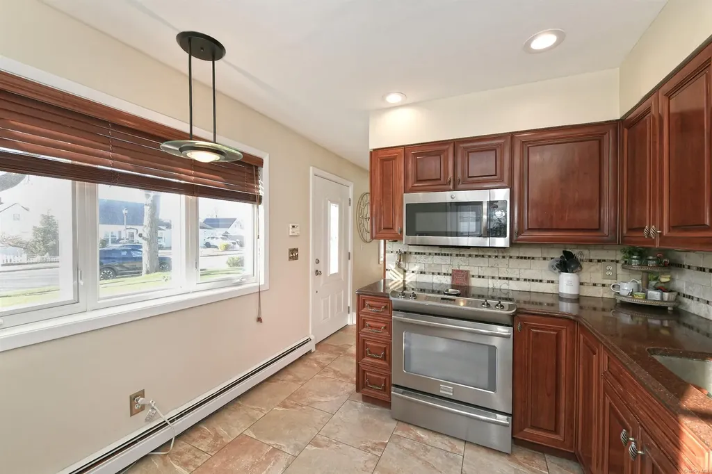 11 Flint Lane Levittown NY 11756