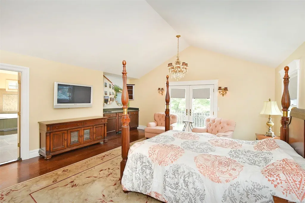 22 West Drive Manhasset NY 11030