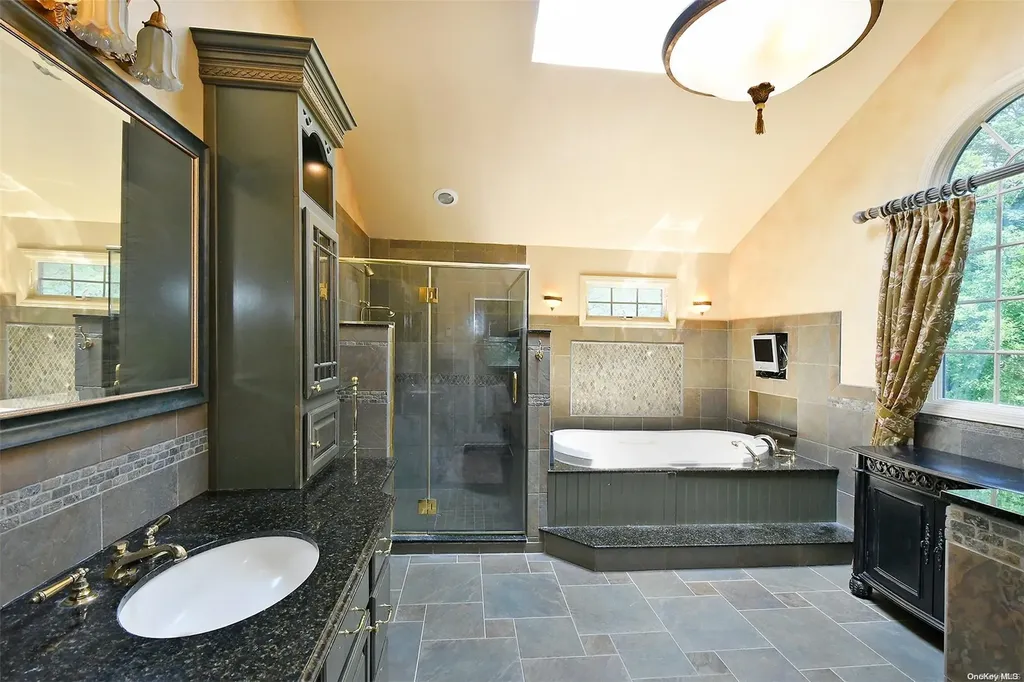 22 West Drive Manhasset NY 11030