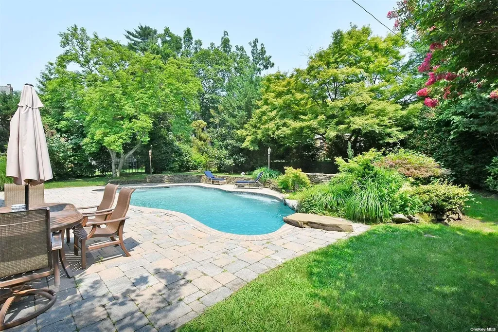 22 West Drive Manhasset NY 11030
