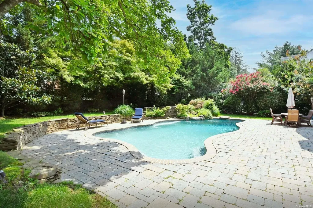 22 West Drive Manhasset NY 11030