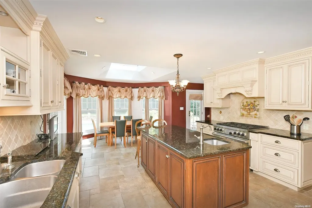 22 West Drive Manhasset NY 11030