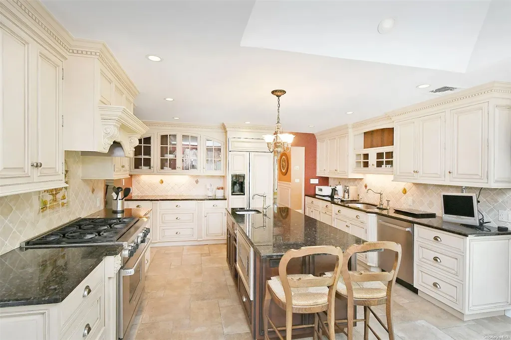 22 West Drive Manhasset NY 11030