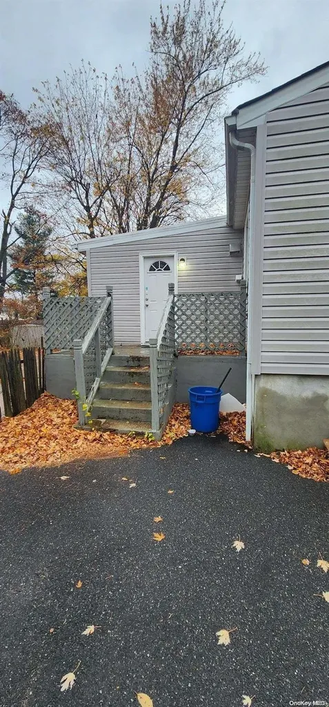 88 Heathcote Road Lindenhurst NY 11757