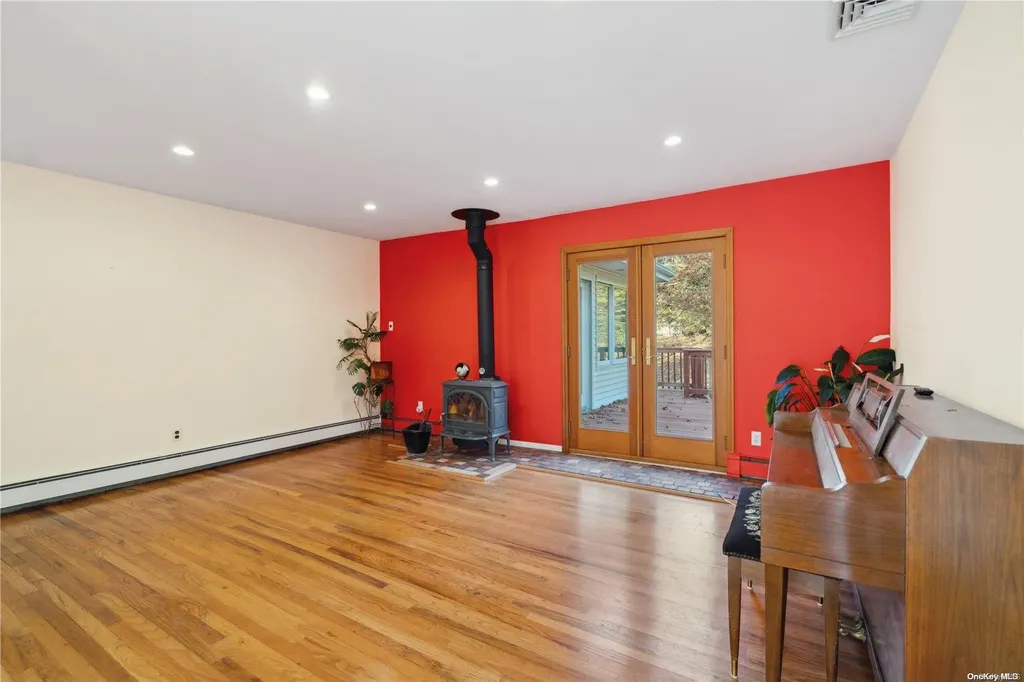 81 Ridge Road Smithtown NY 11787