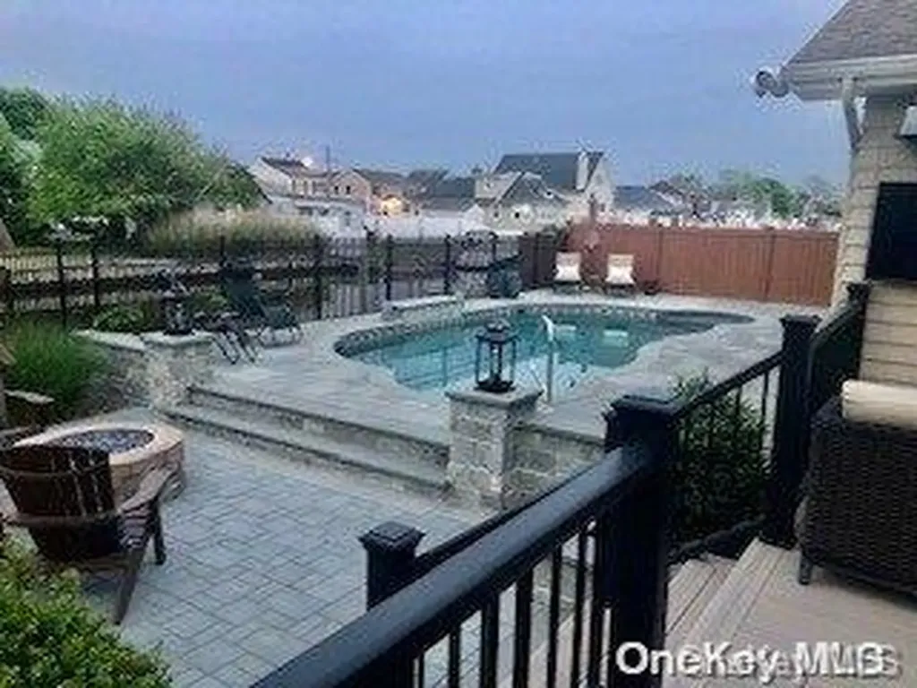 41 Lighthouse Road Babylon NY 11702