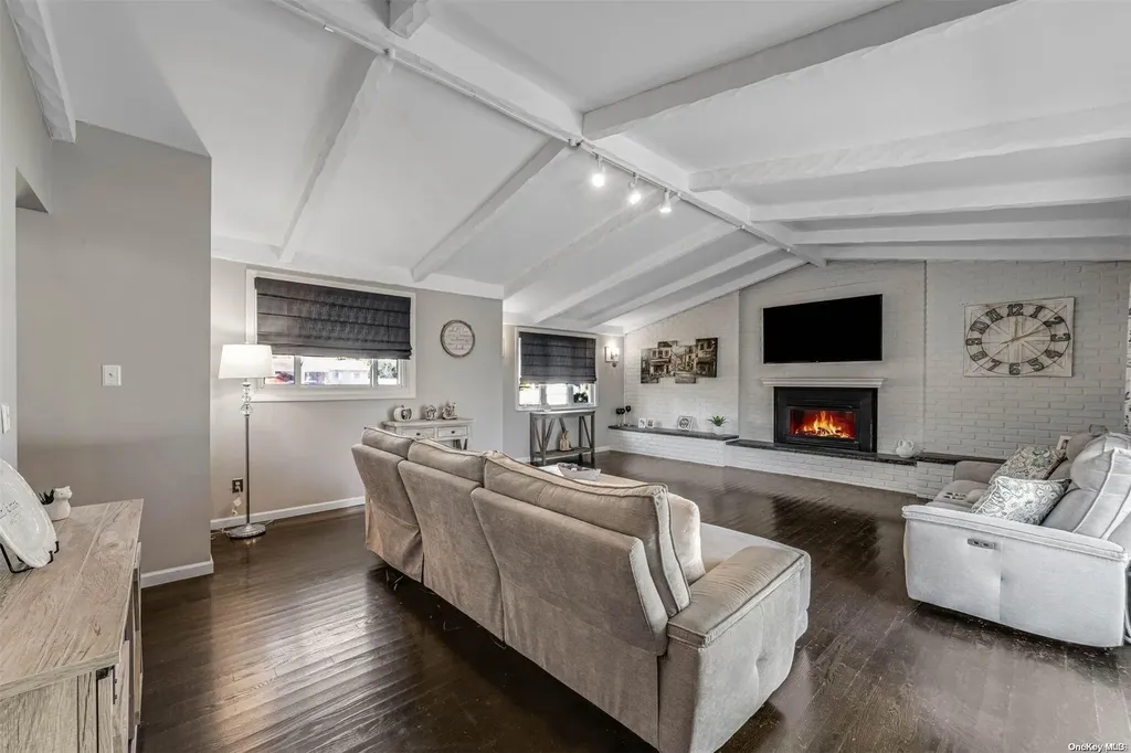 1046 Commack Road Dix Hills NY 11746