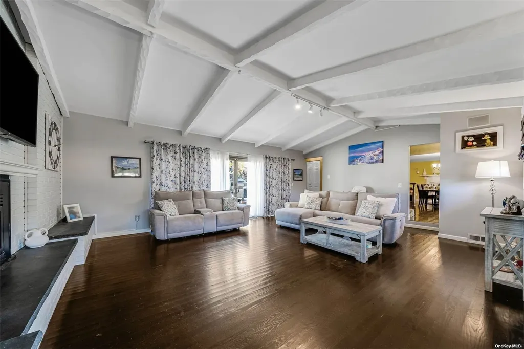 1046 Commack Road Dix Hills NY 11746