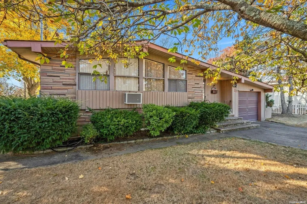 22 Dennis Drive Ronkonkoma NY 11779