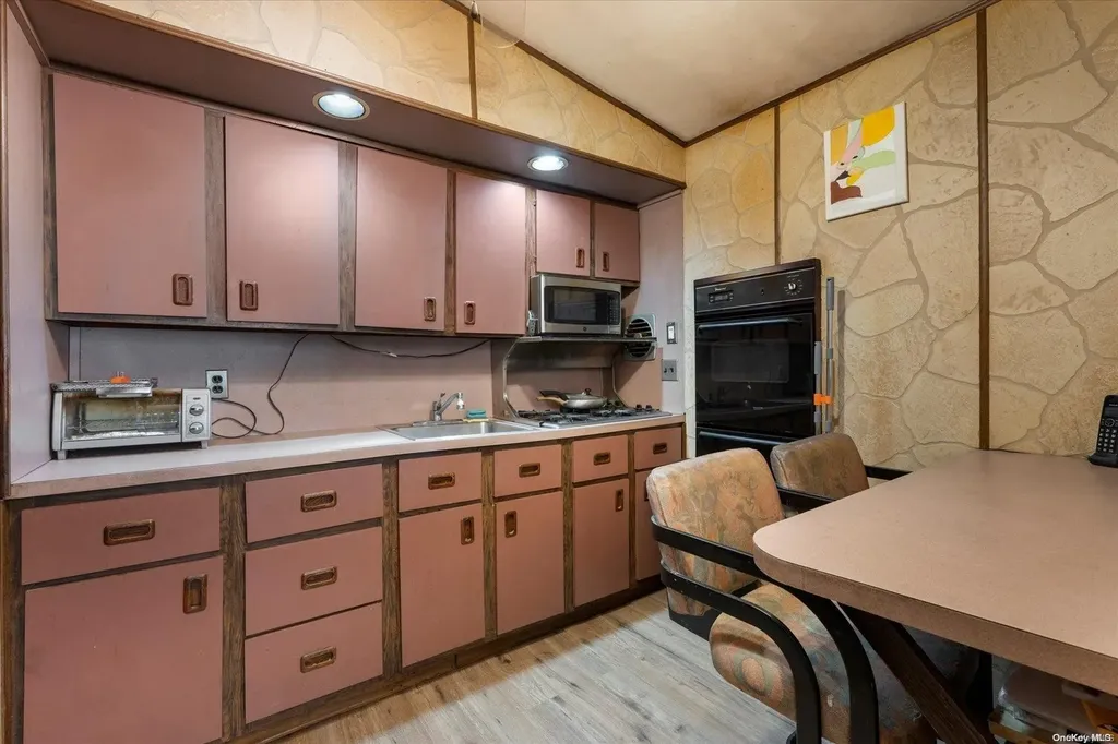 22 Dennis Drive Ronkonkoma NY 11779