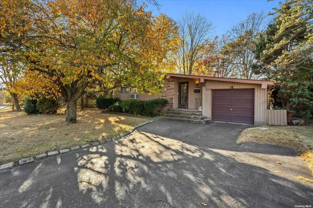 22 Dennis Drive Ronkonkoma NY 11779