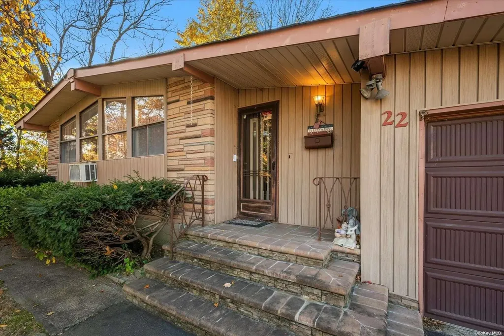 22 Dennis Drive Ronkonkoma NY 11779