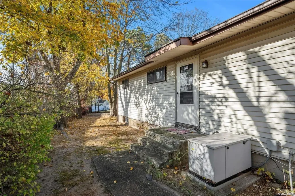 22 Dennis Drive Ronkonkoma NY 11779