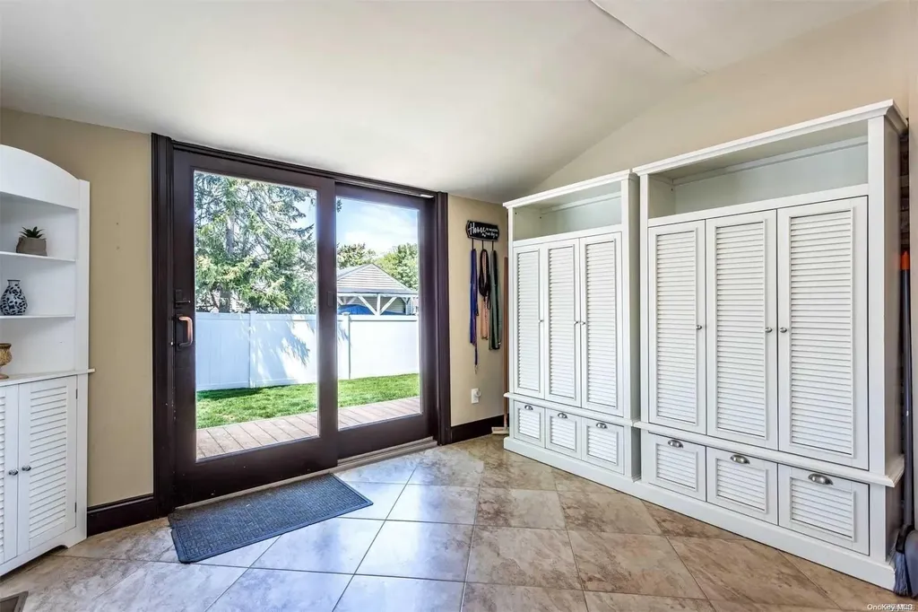 282 E 3rd Street Deer Park NY 11729