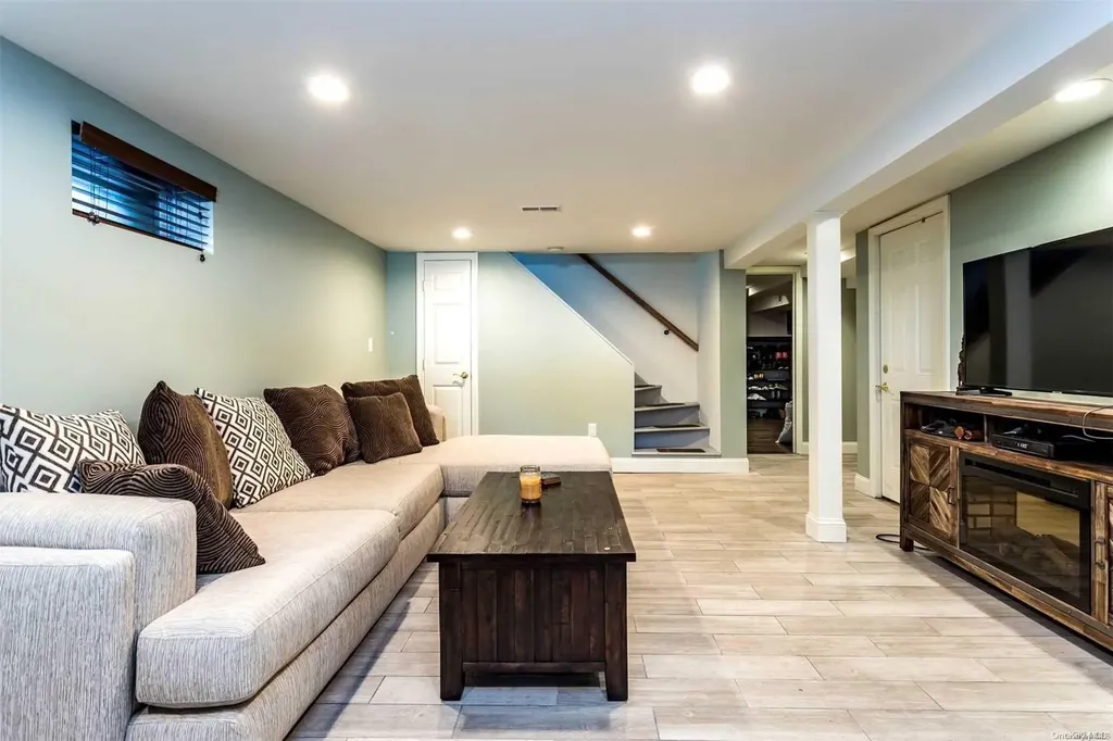 282 E 3rd Street Deer Park NY 11729
