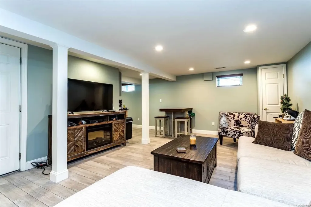 282 E 3rd Street Deer Park NY 11729