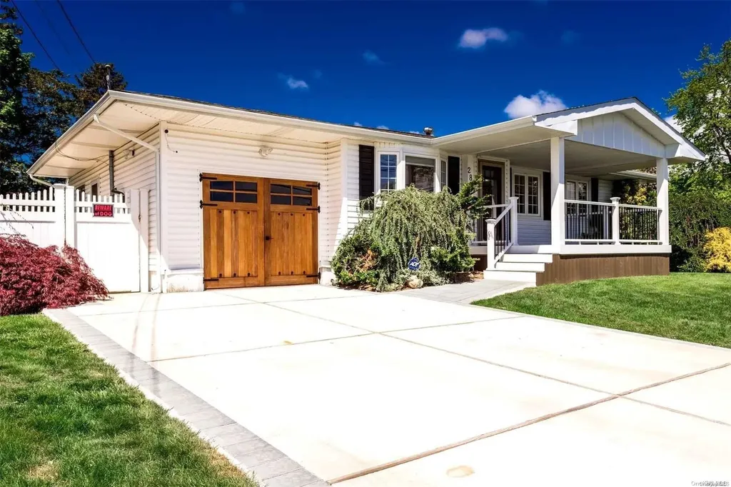 282 E 3rd Street Deer Park NY 11729