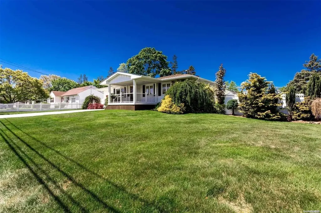 282 E 3rd Street Deer Park NY 11729