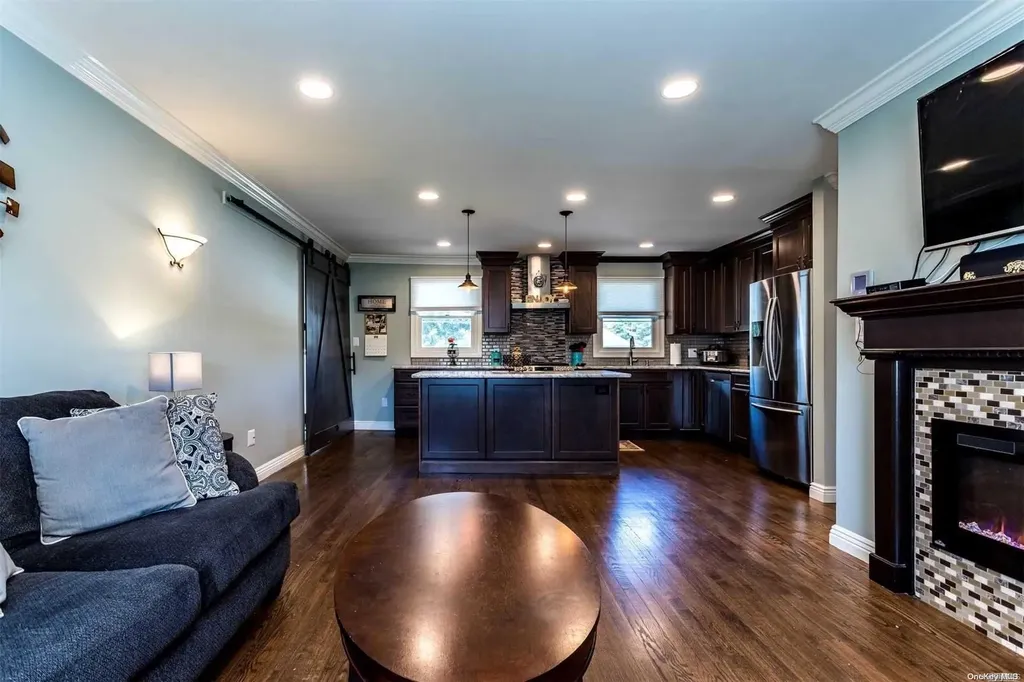 282 E 3rd Street Deer Park NY 11729