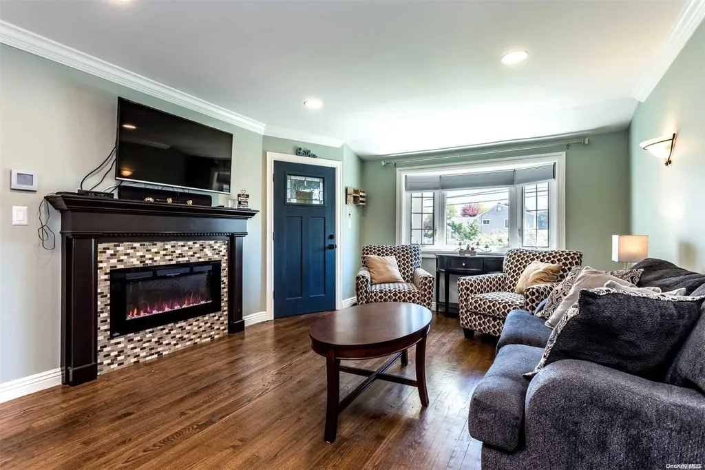282 E 3rd Street Deer Park NY 11729