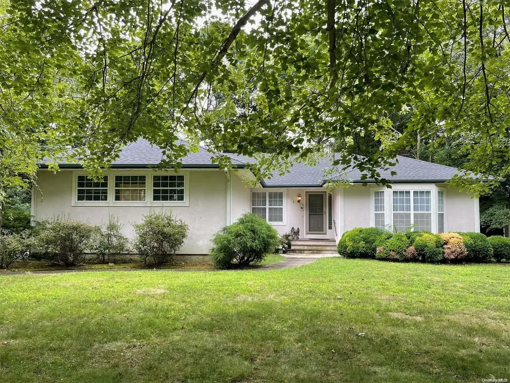 6 Pine Cone Court Moriches NY 11955