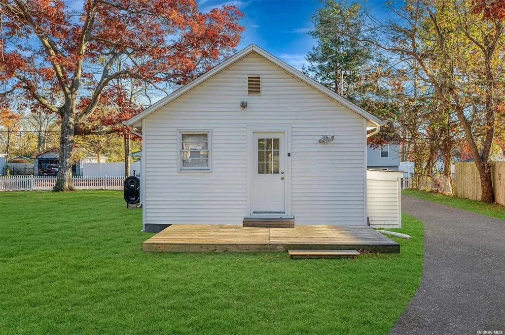 21 Seaford Road Mastic Beach NY 11951