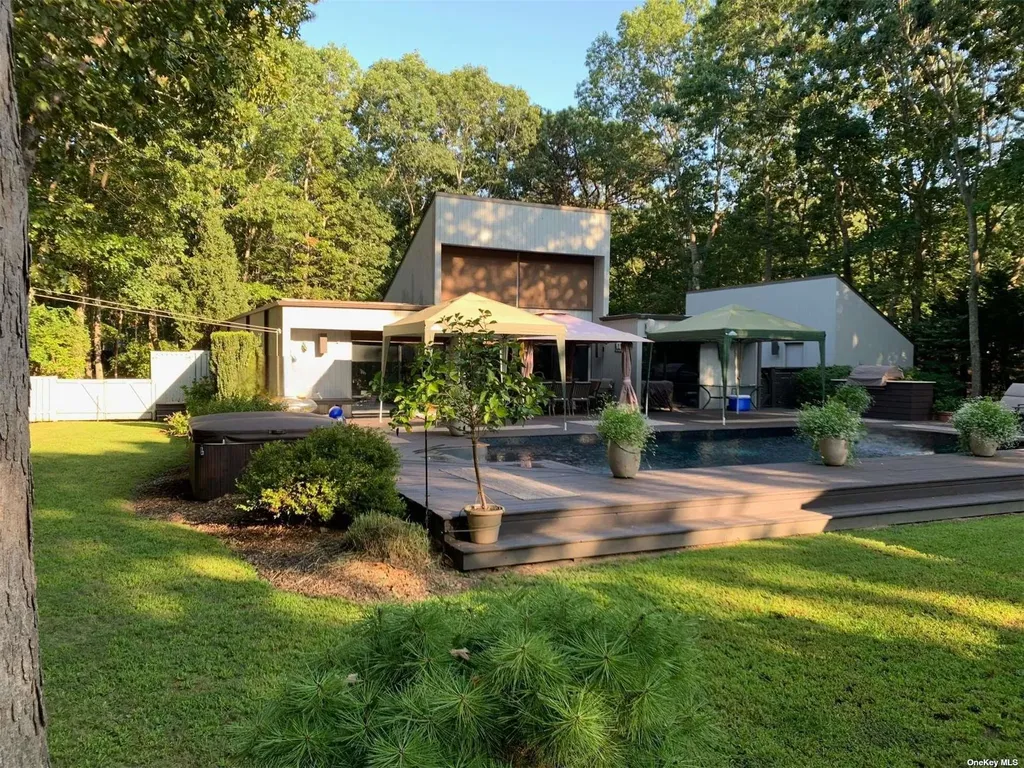 25 N Quarter Road Westhampton NY 11977