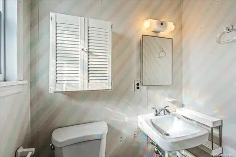 23 Sherbrooke Road West Babylon NY 11704