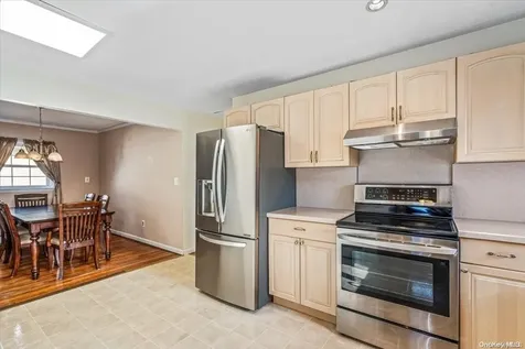 23 Sherbrooke Road West Babylon NY 11704