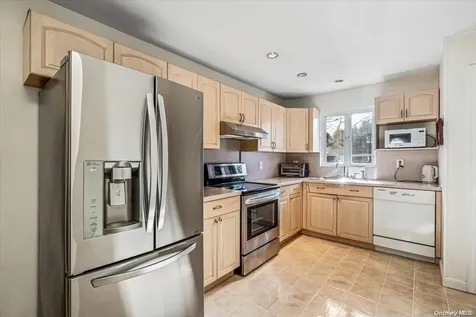 23 Sherbrooke Road West Babylon NY 11704