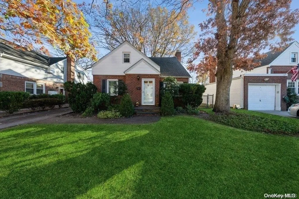 34 Maple Drive New Hyde Park NY 11040