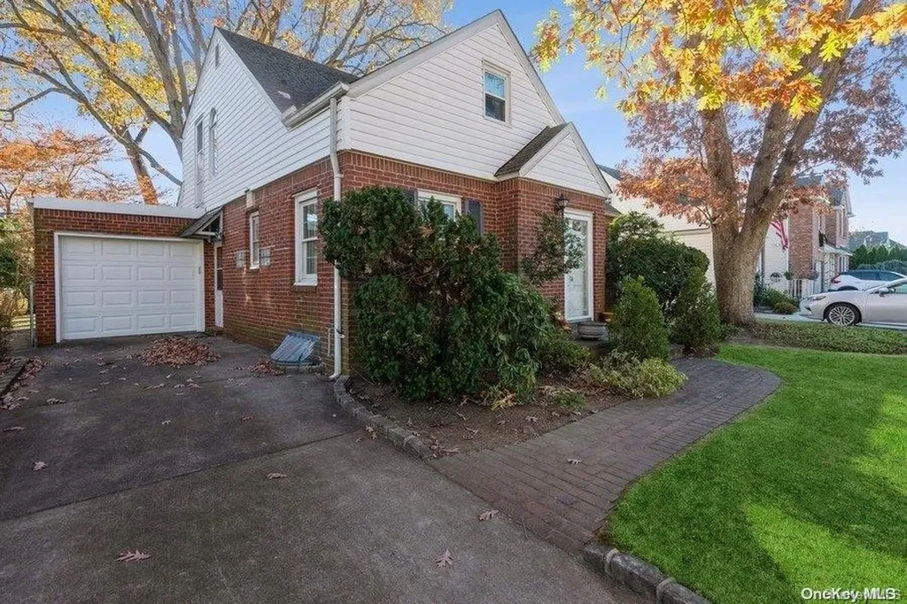 34 Maple Drive New Hyde Park NY 11040