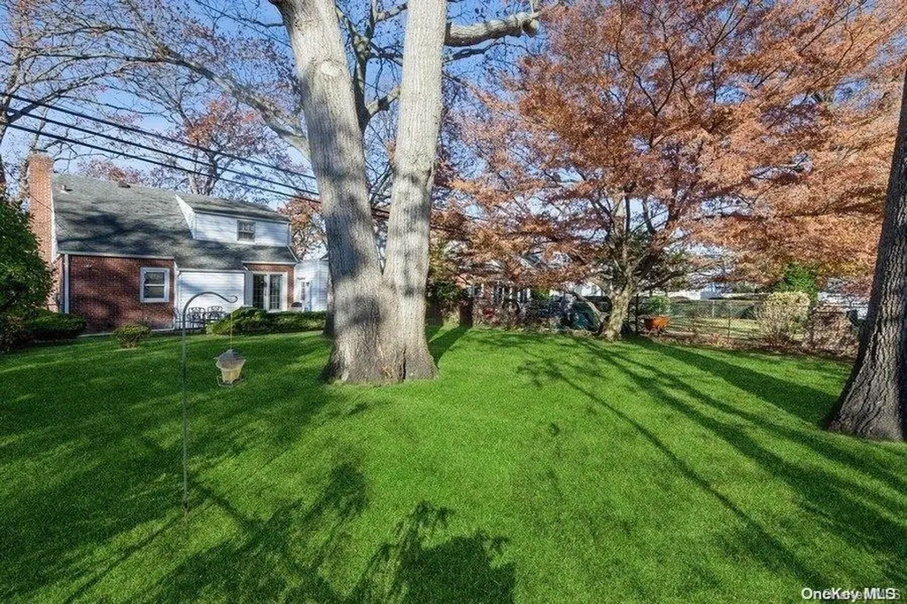 34 Maple Drive New Hyde Park NY 11040