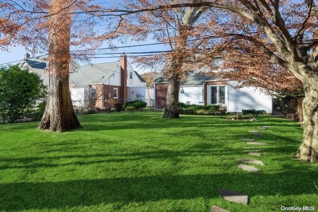34 Maple Drive New Hyde Park NY 11040
