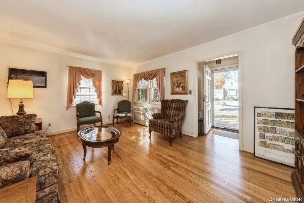 34 Maple Drive New Hyde Park NY 11040