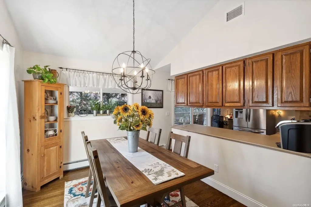 24 Fort Pond Boulevard East Hampton NY 11937