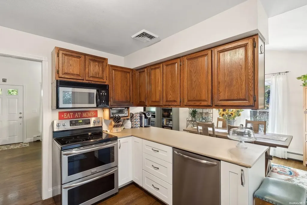 24 Fort Pond Boulevard East Hampton NY 11937