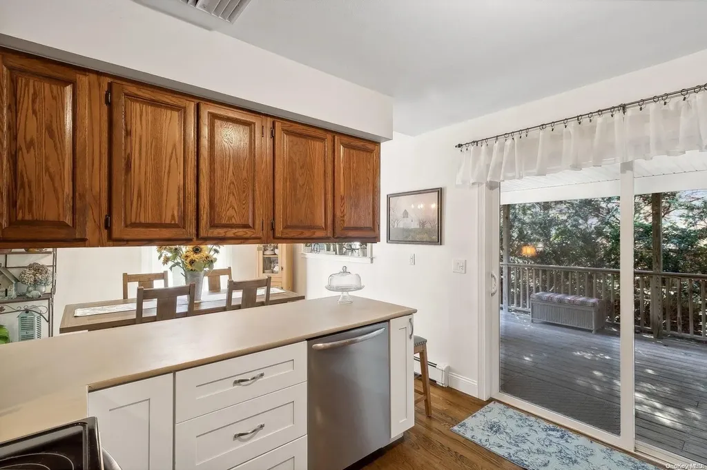 24 Fort Pond Boulevard East Hampton NY 11937