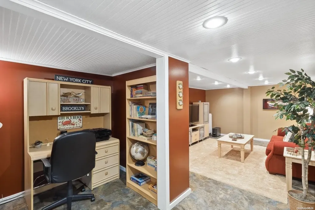 24 Fort Pond Boulevard East Hampton NY 11937