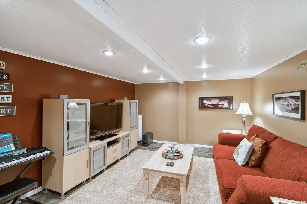 24 Fort Pond Boulevard East Hampton NY 11937