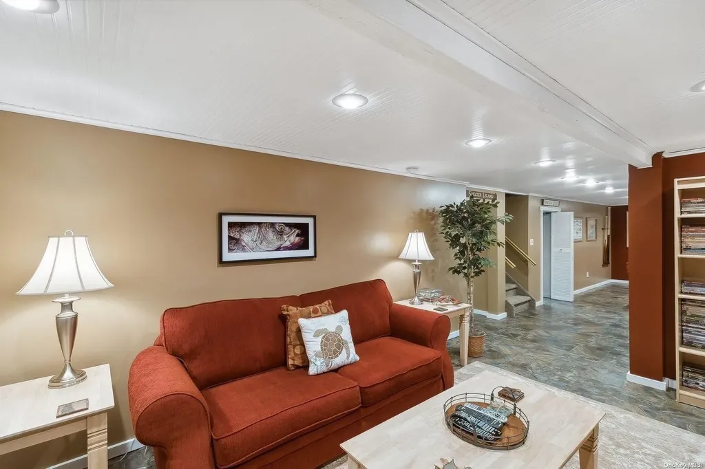 24 Fort Pond Boulevard East Hampton NY 11937