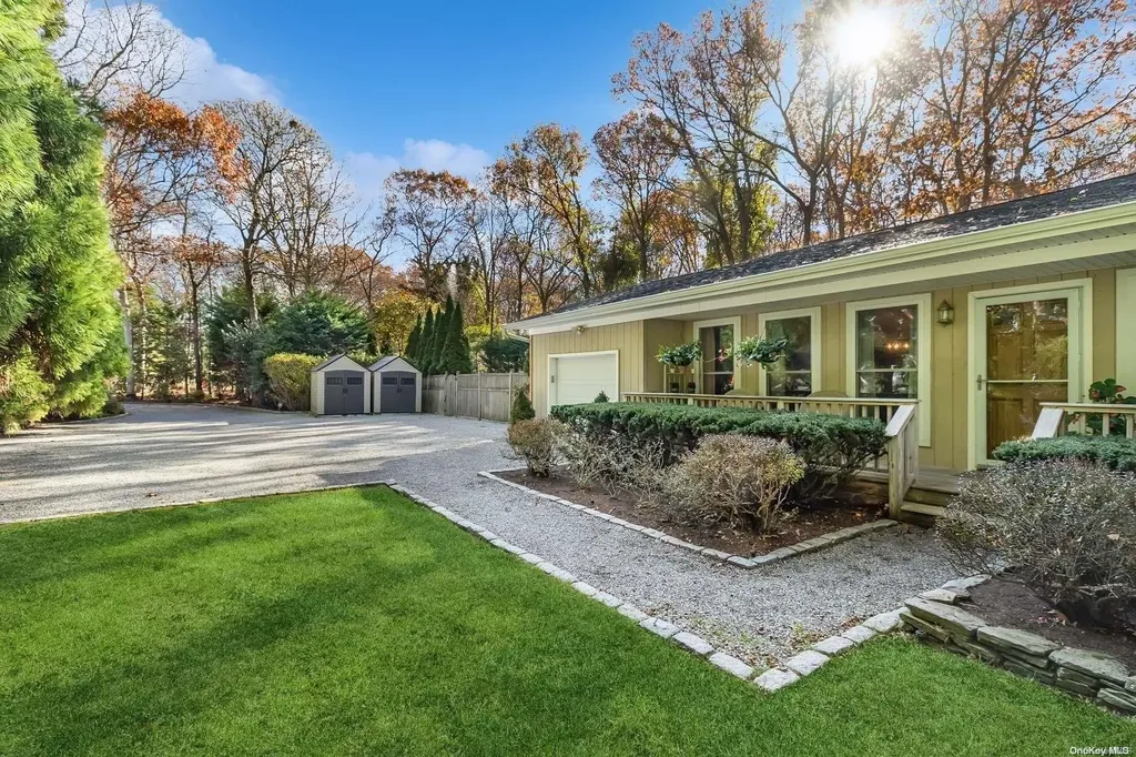 24 Fort Pond Boulevard East Hampton NY 11937