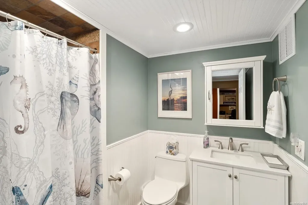 24 Fort Pond Boulevard East Hampton NY 11937