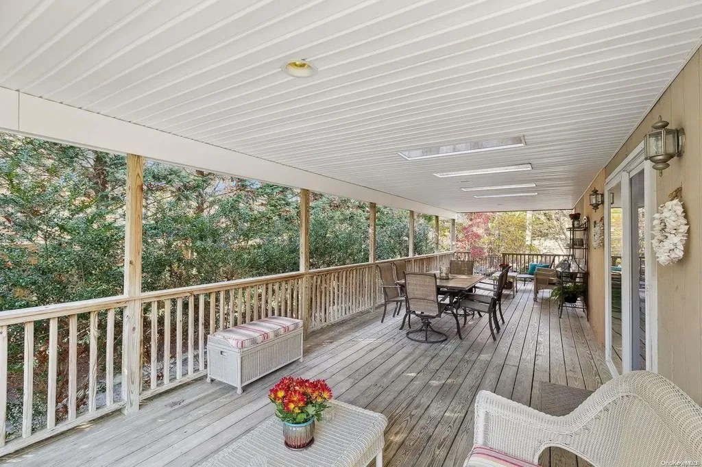 24 Fort Pond Boulevard East Hampton NY 11937