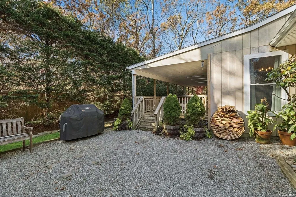 24 Fort Pond Boulevard East Hampton NY 11937