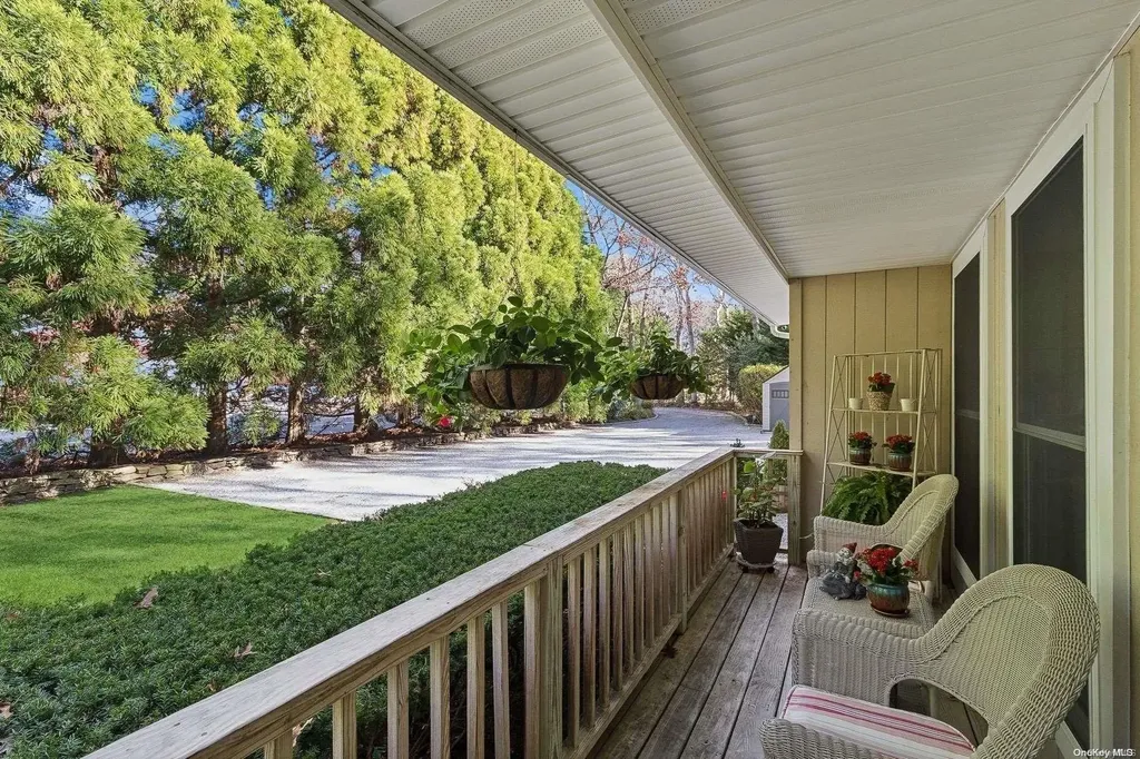 24 Fort Pond Boulevard East Hampton NY 11937