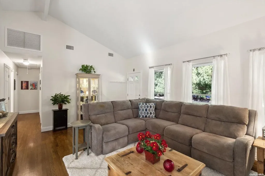24 Fort Pond Boulevard East Hampton NY 11937