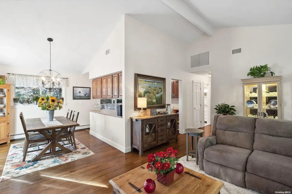 24 Fort Pond Boulevard East Hampton NY 11937