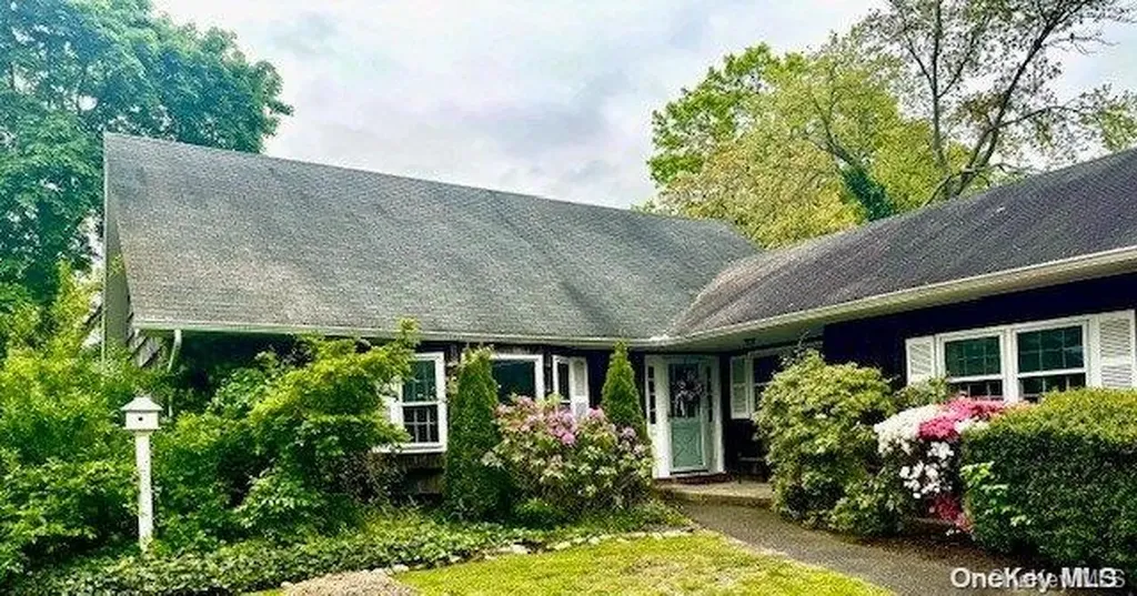 59 West Shore Road Oakdale NY 11769