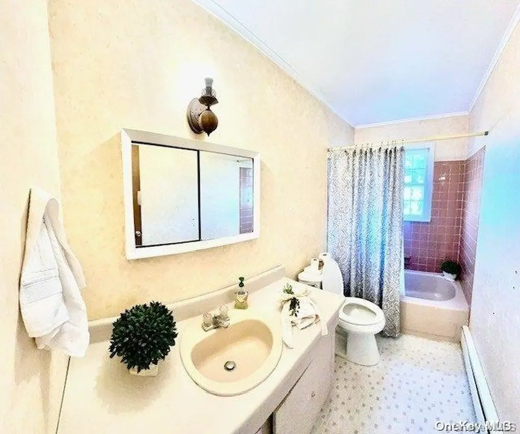 59 West Shore Road Oakdale NY 11769